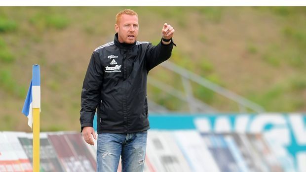 
                <strong>Erste Erfolge unter Maik Walpurgis</strong><br>
                Unter Ex-Trainer Maik Walpurgis (jetzt FC Ingolstadt) machten sich die Sportfreunde Stück für Stück einen Namen. 2009 gewannen sie den Westfalenpokal und nahmen am DFB-Pokal teil. Das Märchen war nach einem 0:1 gegen den VfL Bochum in Runde eins aber schnell beendet.
              