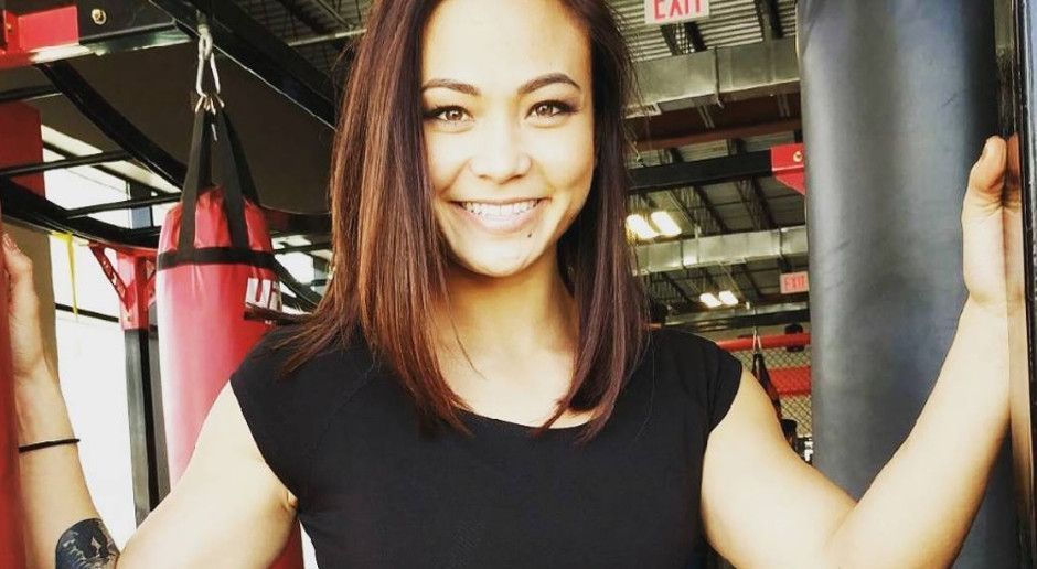 
                <strong>Michelle Waterson: So sexy ist das "Karate Hottie"</strong><br>
                Michelle Waterson steht vor der UFC Fight Night in Glendale nach zwei Niederlagen in Folge mit dem Rücken zur Wand (in der Nacht zum 15. April ab 2 Uhr live auf ranFIGHTING.de). ran.de stellt das "Karate Hottie" vor seinem wegweisenden Kampf vor.
              