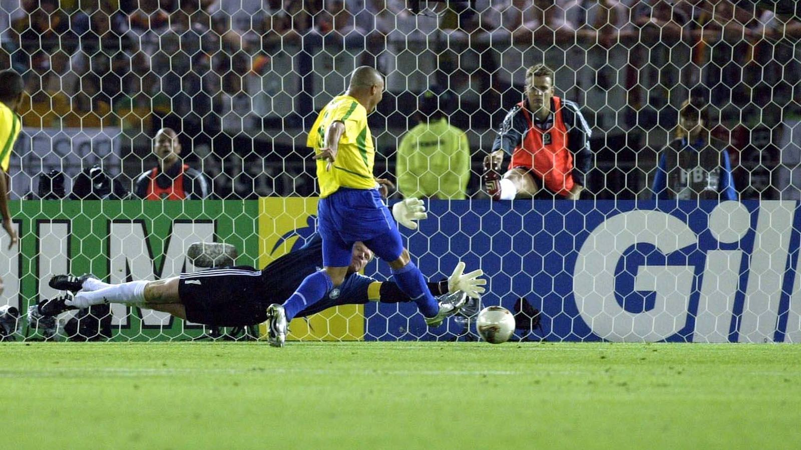 
                <strong>Oliver Kahn (Deutschland) </strong><br>
                ….der Ball prallte nach vorne ab, direkt vor die Füße von Brasilien-Superstar Ronaldo und der hatte keinerlei Probleme, die Brasilianer in Führung zu schießen….
              