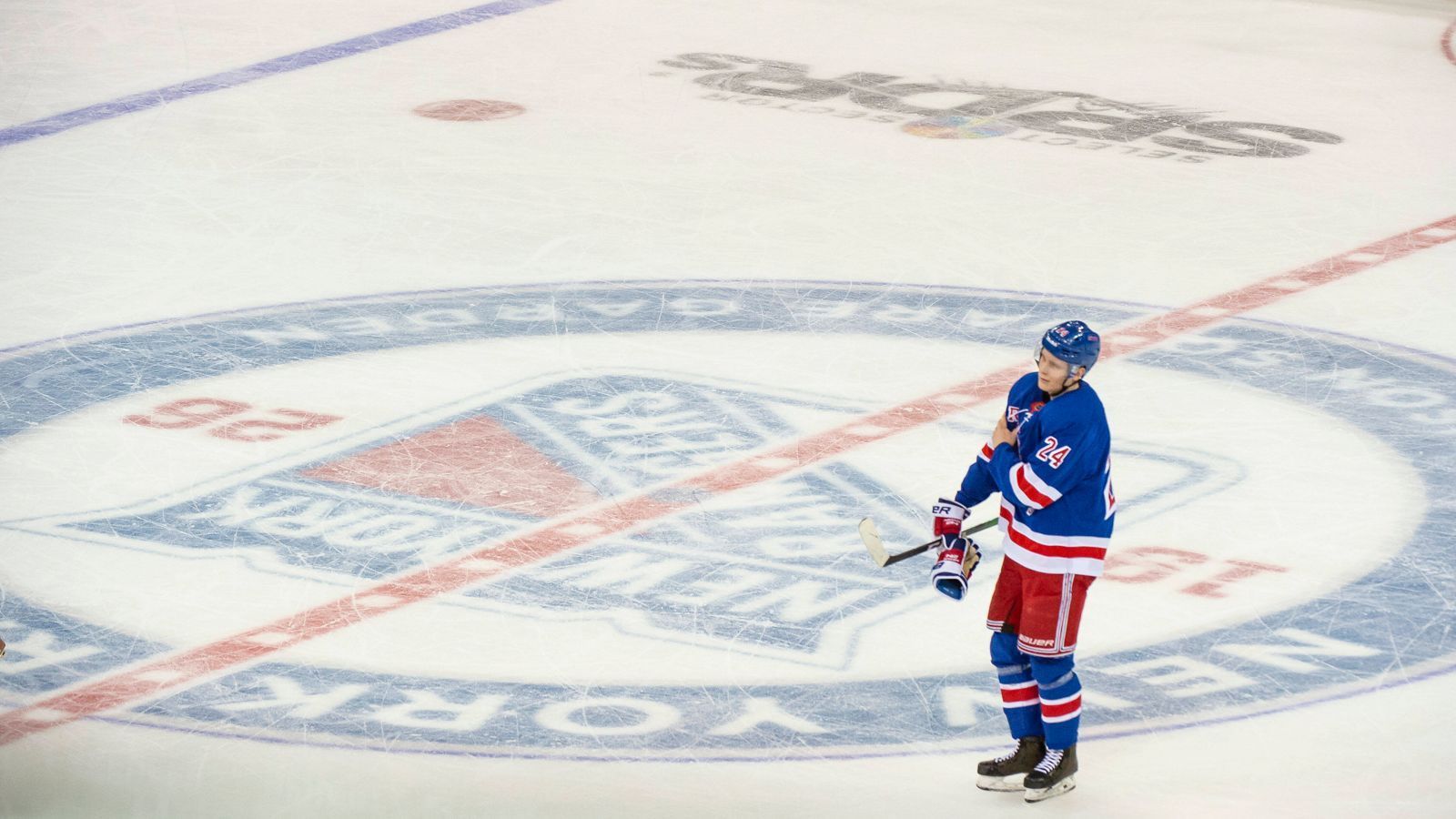 
                <strong>New York Rangers</strong><br>
                Tex Rickard, der damalige Leiter des Madison Square Garden, hatte mit den New York Americans 1925 bereits ein NHL-Team gegründet. Aufgrund des Erfolgs ließ er ein Jahr später ein zweites Team folgen. In Anlehnung an eine Polizeieinheit in Texas, den sogenannten Texas Rangers, bekam das neugegründete Team den Namen Rangers. Ein direkter Bezug zur Stadt New York besteht dabei nicht.
              