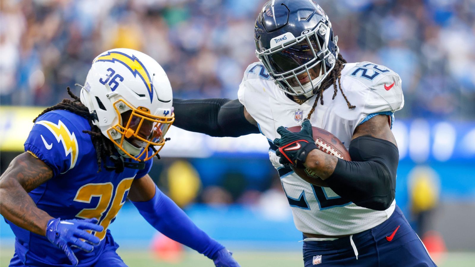 
                <strong>Los Angeles Chargers</strong><br>
                Die Beziehung zwischen den Los Angeles Chargers und ihrem Laufspiel ist mehr als ambivalent. Gefühlt ist zwischen -5 und 300 Rushing Yards bei den Chargers stets alles drin. Auch, weil Leading Back Austin Ekeler besser dafür bekannt ist, Eier zu fangen als Eier zu tragen. Hier wäre Derrick Henry eine prima Ergänzung. Und mit einem Henry im Kader wäre Brandon Staley vielleicht auch öfter mal bereit, Laufspielzüge in dafür geeigneten Situationen anzusagen. Sein Playcalling steht seit jeher in der Kritik.
              