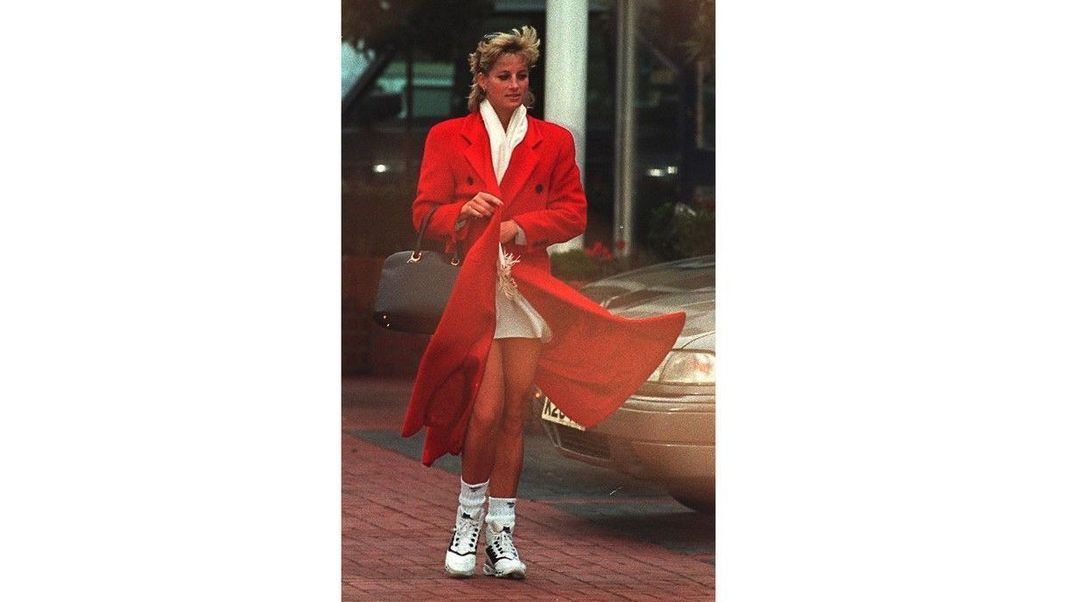 Mehr 90er geht nicht! Lady Di kombiniert coole klobige Sneaker mit einem knallroten Wollmantel. Stylish!