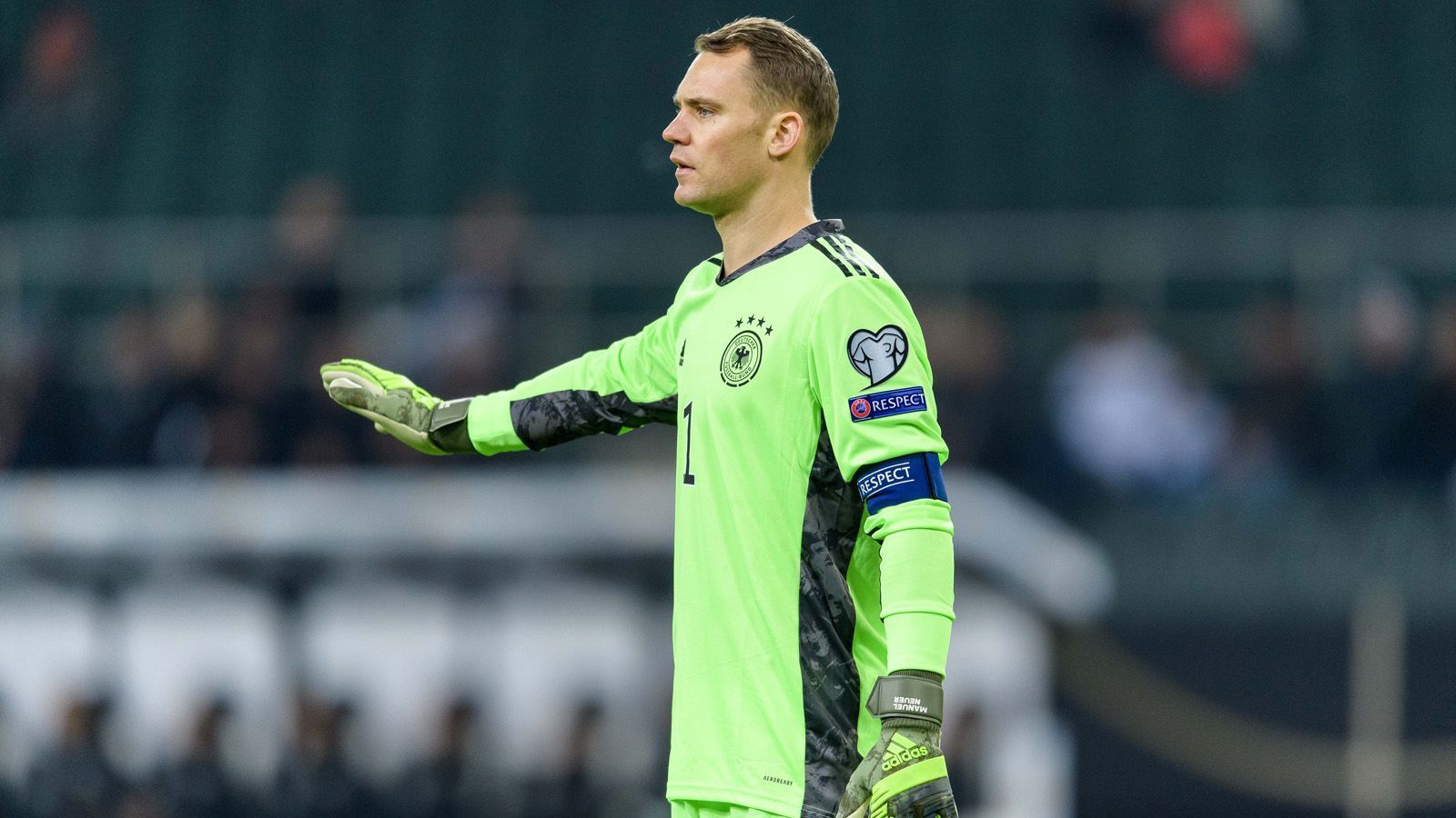 
                <strong>Tor: Manuel Neuer</strong><br>
                Jogi muss endlich wieder Spiele gewinnen, deshalb geht an Europas Torhüter des Jahres kein Weg vorbei.
              