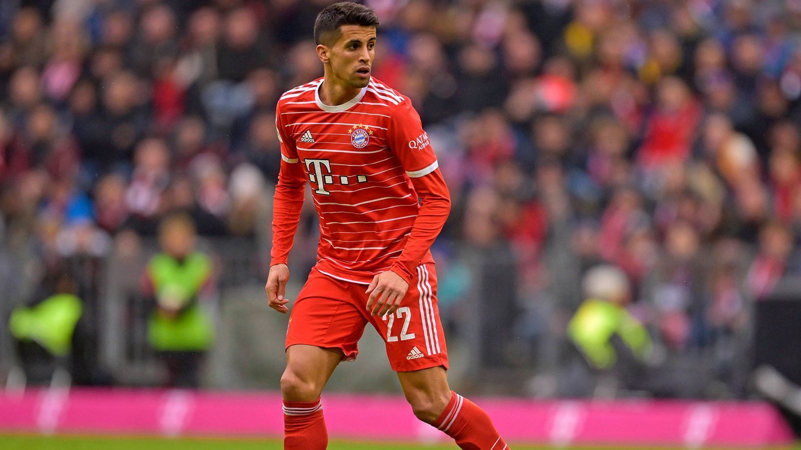 
                <strong>Joao Cancelo</strong><br>
                Bekommt den Vorzug vor dem in Manchester so schwachen Alphonso Davies. Wirkt offensiv manchmal ratlos und sucht verzweifelt nach Abnehmern für seine Bälle. Rückt nach einer Stunde für Goretzka in die zentrale Mittelfeldposition, wo er aber nicht glänzt. Wird nach 79 Minuten ausgewechselt. ran-Note: 4
              