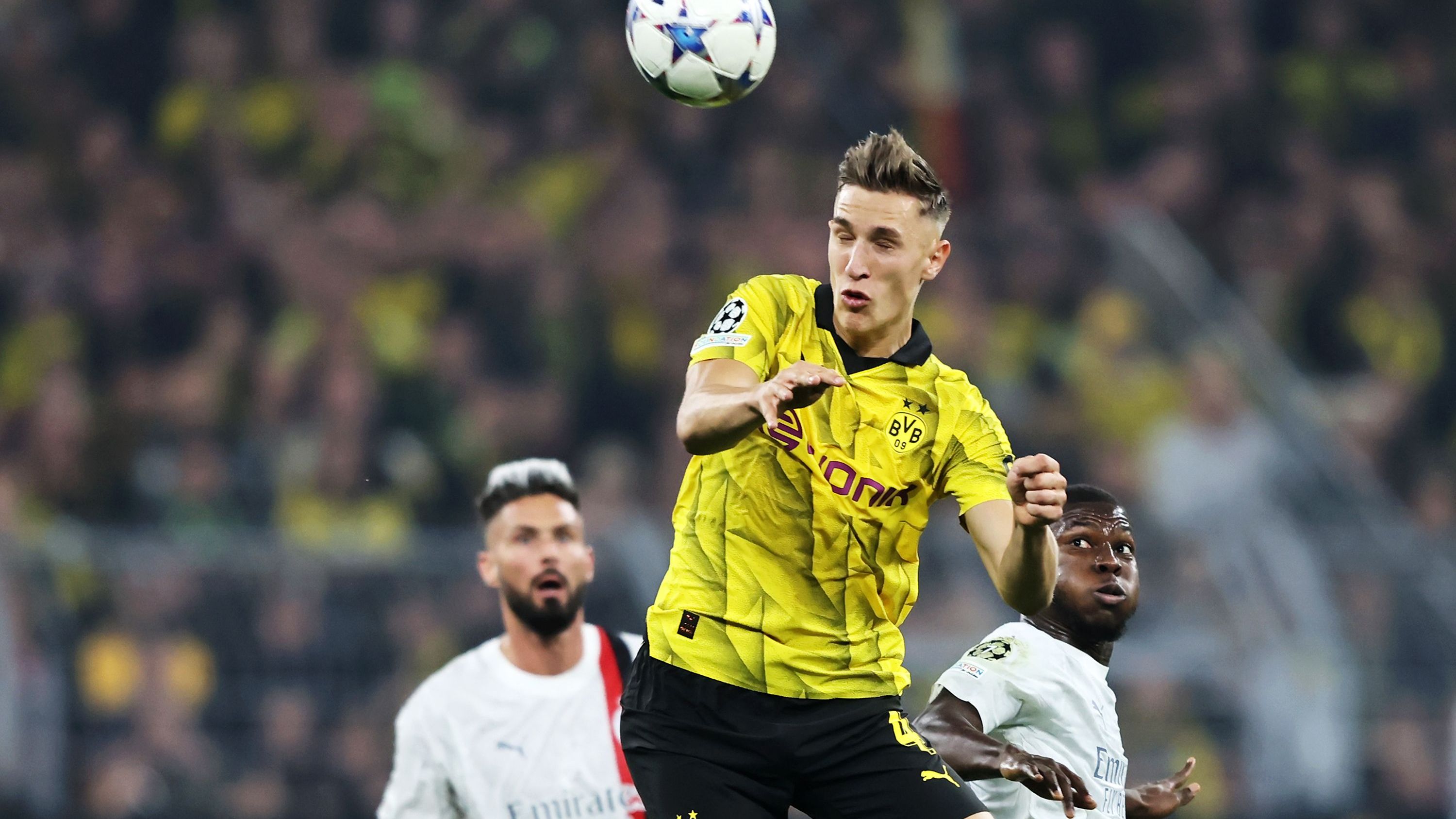 <strong>Nico Schlotterbeck (Borussia Dortmund)</strong><br>Auch der zweite Innenverteidiger hält den Laden meist sauber. Handelt sich nach 19 Minuten Gelb wegen eines taktischen wie alternativlosen Fouls an Leao ein. Danach ohne große Probleme, setzt sogar immer wieder zu Offensivläufen an. <strong><em>ran</em>-Note: 3</strong>