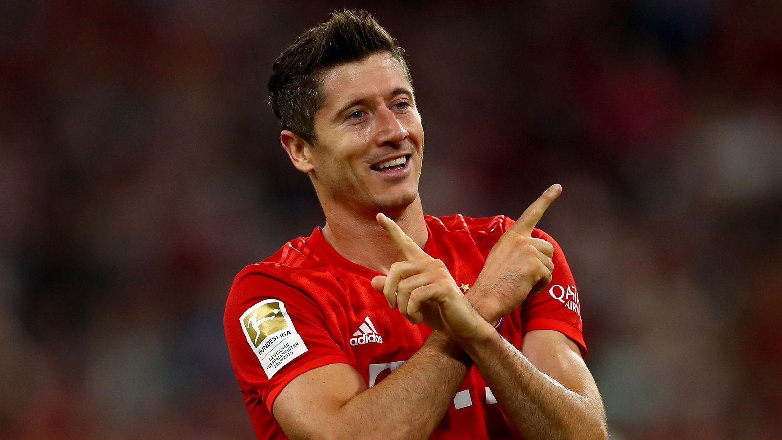 
                <strong>Sturm: Lewandowski oder nix</strong><br>
                Coman und Gnabry sollten sich besser nicht verletzen - Robert Lewandowski darf es auf keinen Fall. Der 30-Jährige ist nach wie vor der einzige "echte" Stürmer der Bayern. Die Münchner spielen ein gefährliches Spiel, ihrer Nummer 9 auch in der neuen Saison keinen adäquaten Backup (a la Mario Mandzukic) an die Seite zu stellen. Müller kommt am liebsten aus der zweiten Reihe, der 19 Jahre junge Jann-Fiete Arp muss sich nach eigener Aussage erst an das Tempo gewöhnen. So heißt es auch 2019/20: Lewandowski oder nix.
              