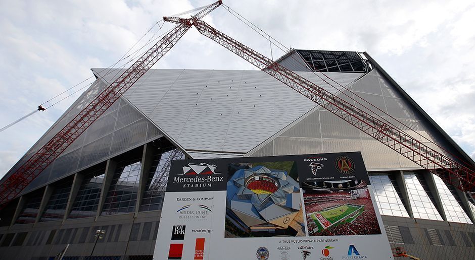 
                <strong>Atlanta Falcons: Mercedes-Benz Stadium</strong><br>
                Baujahr: 2014.Kosten: 1,4 Milliarden Dollar. Finanzierung aus öffentlichen Geldern: 594 Millionen Dollar.Kapazität: 71 000.Eröffnung: 2017.
              