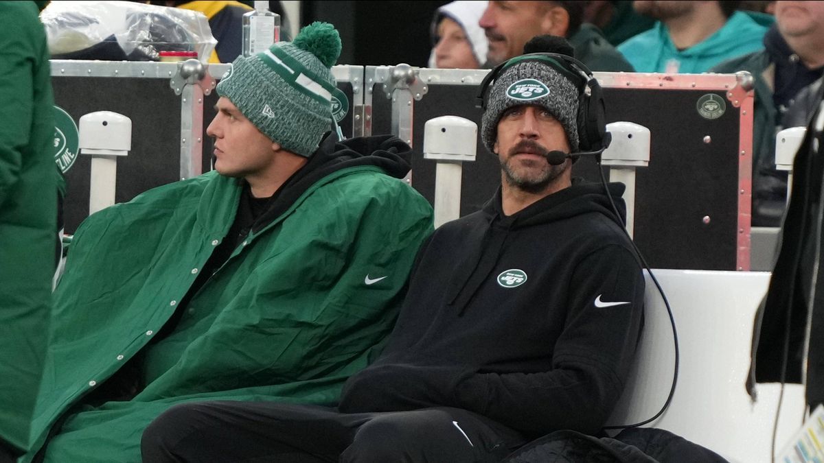 Syndication: The Record East Rutherford, NJ November 24, 2023 -- Zach Wilson and Aaron Rodgers of the Jets in the first half as the Miami Dolphins defeated the NY Jets 34-13 at MetLife Stadium on N...