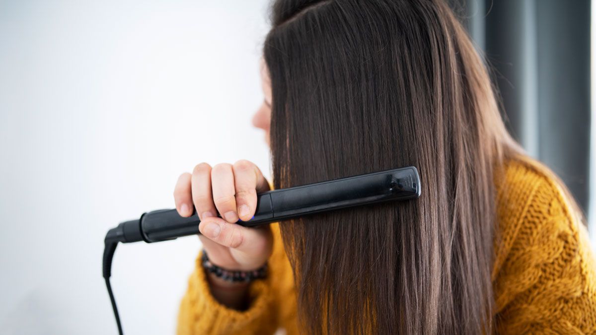Haare glätten mit einer Hot Brush oder einem "klassischen" Glätteisen – worauf greift ihr in eurer Hairstyling-Routine zurück?