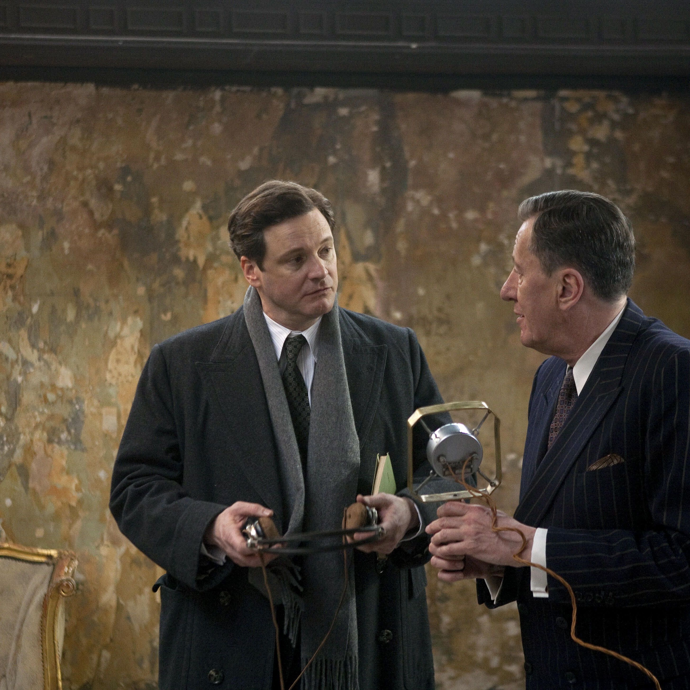 Colin Firth muss als stotternder King George VI eine Rede halten. Geoffrey Rushs Figur Lionel Logue hilft ihm dabei.