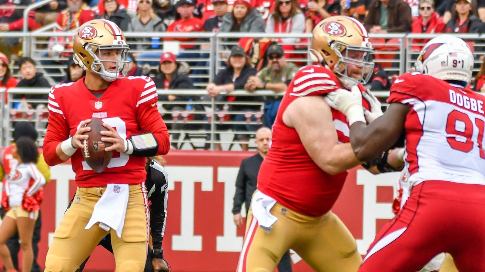 
                <strong>San Francisco 49ers</strong><br>
                Brock Purdy: Die Saison hat viele aufstrebende Rookies hervorgebracht, aber nur einen "Mr. Irrelevant". Diesen Beinamen hat Brock Purdy aber in Windeseile abgelegt und wurde stattdessen "Mr. Relevant" für die San Francisco 49ers. Mit fünf Siegen in seinen ersten fünf Starts führte er die 49ers mit der zweitbesten NFC-Bilanz in die Playoffs - und gewinnt dort einfach munter weiter. Obwohl ihm vor der Saison wohl kaum eine Minute Spielzeit prognostiziert wurde. Ein Märchen, das elektrisiert - und möglicherweise noch nicht zu Ende ist.
              