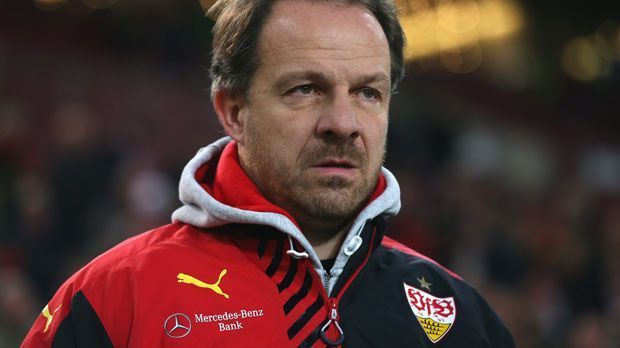 
                <strong>Flop der Hinrunde: Alexander Zorniger</strong><br>
                Flop der Hinrunde: Alexander Zorniger. Hach, was waren sie glücklich beim VfB Stuttgart. Zweimal waren sie nur äußerst knapp dem Abstieg entronnen, nun war Alexander Zorniger da. "Stuttgarter Weg", Balljagd-Fußball, Manchester City im Vorbereitungsspiel 4:2 zerlegt, endlich, endlich würde alles besser werden. Hurra! Die Revolution dauerte nur 13 Spieltage, dann bliesen sie im Roten Haus in Bad Canstatt wieder einmal in höchster Panik zum Rückzug.
              