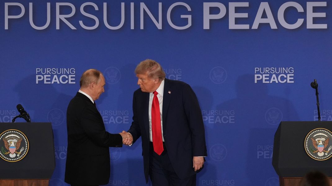 Präsident Donald Trump (r) schüttelt die Hand des russischen Präsidenten Wladimir Putin während einer gemeinsamen Pressekonferenz auf der Joint Base Elmendorf-Richardson, Alaska.