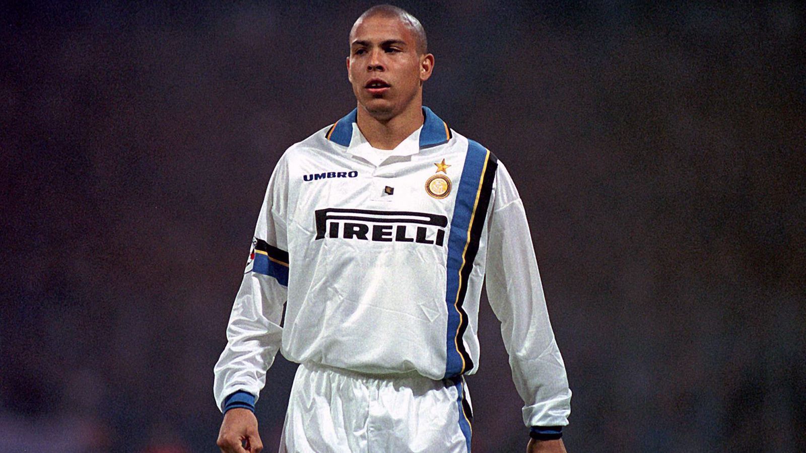 
                <strong>1997: Ronaldo</strong><br>
                &#x2022; Ablösesumme: 26,5 Millionen Euro<br>&#x2022; Aufnehmender Verein: Inter Mailand<br>&#x2022; Abgebender Verein: FC Barcelona<br>
              