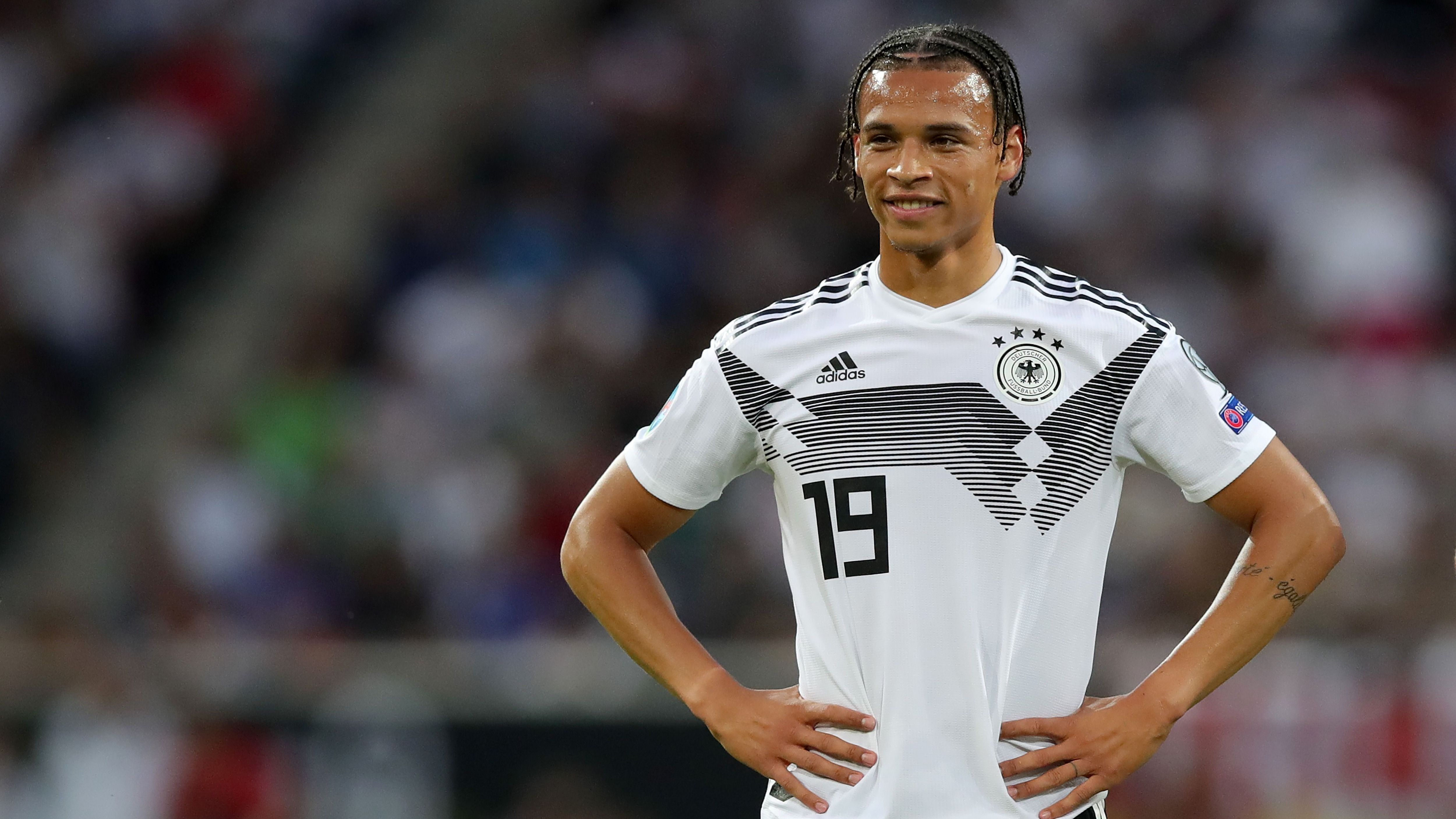 
                <strong>Linker Außenstürmer: Leroy Sane</strong><br>
                Eine Personalie, mit der Joachim Löw aktuell nicht mehr planen kann, ist der verletzte Leroy Sane. Der Superstar von Manchester City ist nach einer schweren Knieverletzung weiterhin in der Reha. 
              