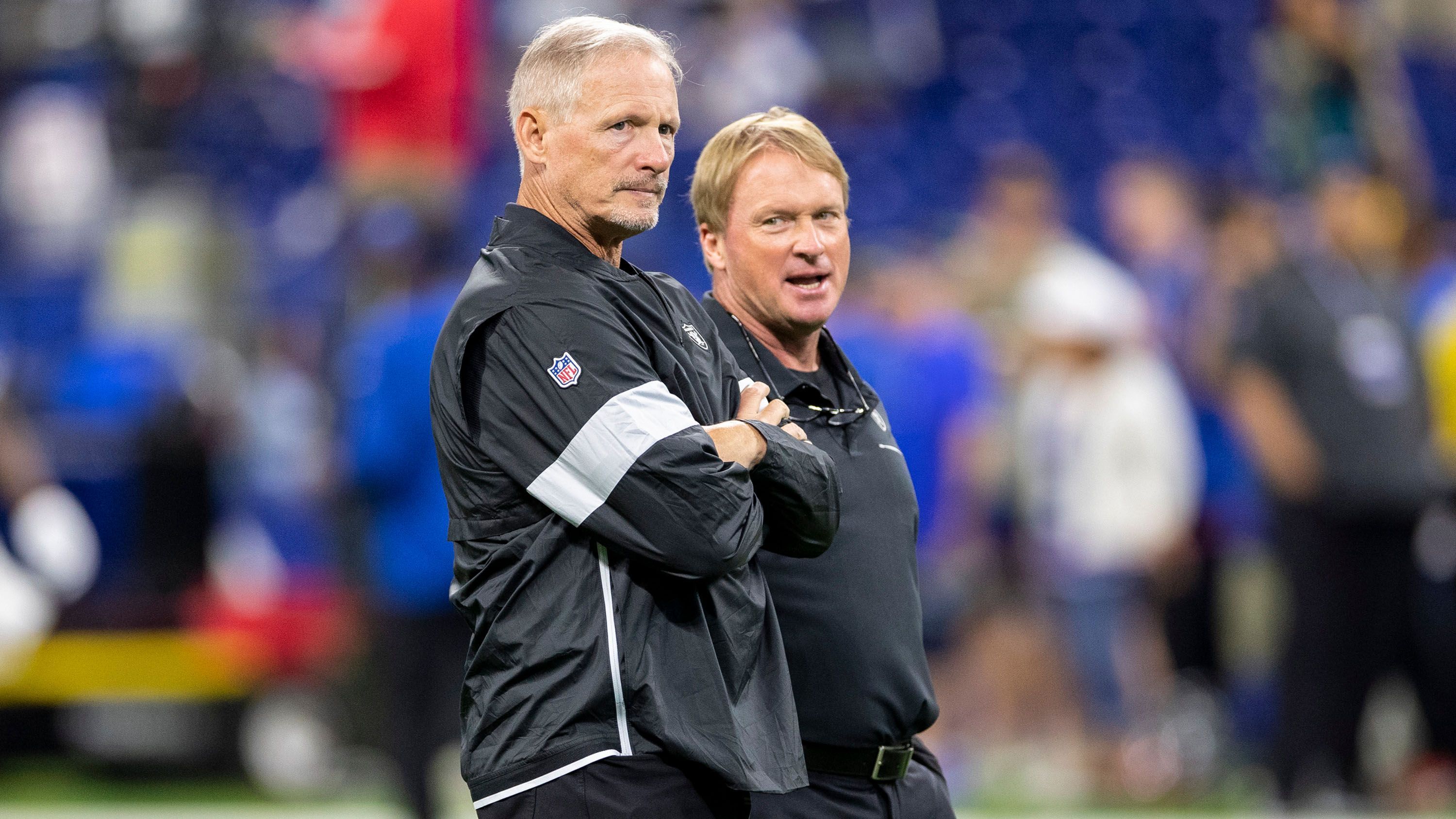 
                <strong>Rebuild der Raiders über Draft: Ein vielversprechender Start</strong><br>
                … dabei hatte es so vielversprechend angefangen: Nach der Saison 2018 verpflichteten die Raiders mit dem langjährigen TV-Experten Mike Mayock (li.) einen der begehrtesten General Manager der Liga. Mayock, der mit seinen treffsicheren Analysen zum NFL-Draft große Bekanntheit erreicht hat, sollte für den damaligen Head Coach Jon Gruden (re.) ein titelfähiges Team zusammenstellen. An Material mangelte es nicht: Allein 2019 und 2020 verfügte die Franchise über insgesamt fünf Erstrundenpicks. Das Endresultat hätte jedoch kaum schlimmer ausfallen können – ran wirft einen Blick auf die desaströse Draft-Bilanz der Oakland/Las Vegas Raiders.
              
