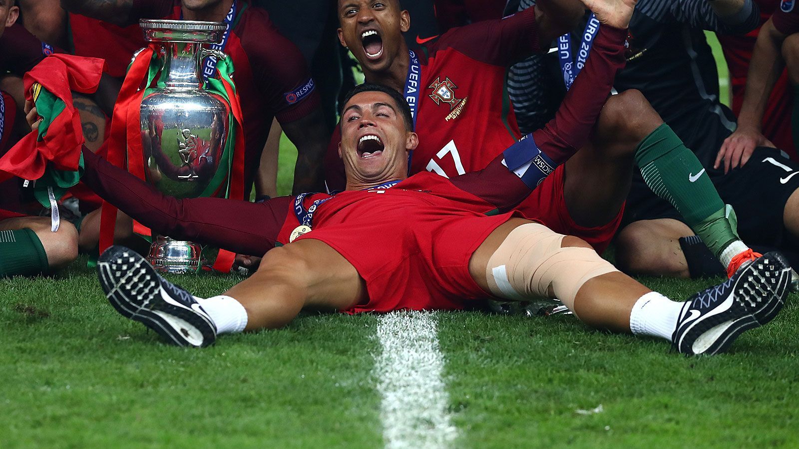 
                <strong>Ronaldo bei anderern Großereignissen</strong><br>
                Ein WM-Triumph wird Ronaldo also wohl verwehrt bleiben. Besser lief es dagegen bei Europameisterschaften: 2016 in Frankreich gewann er mit Portugal den Titel, zwölf Jahre zuvor im eigenen Land musste sich "CR7" mit Rang zwei begnügen.
              