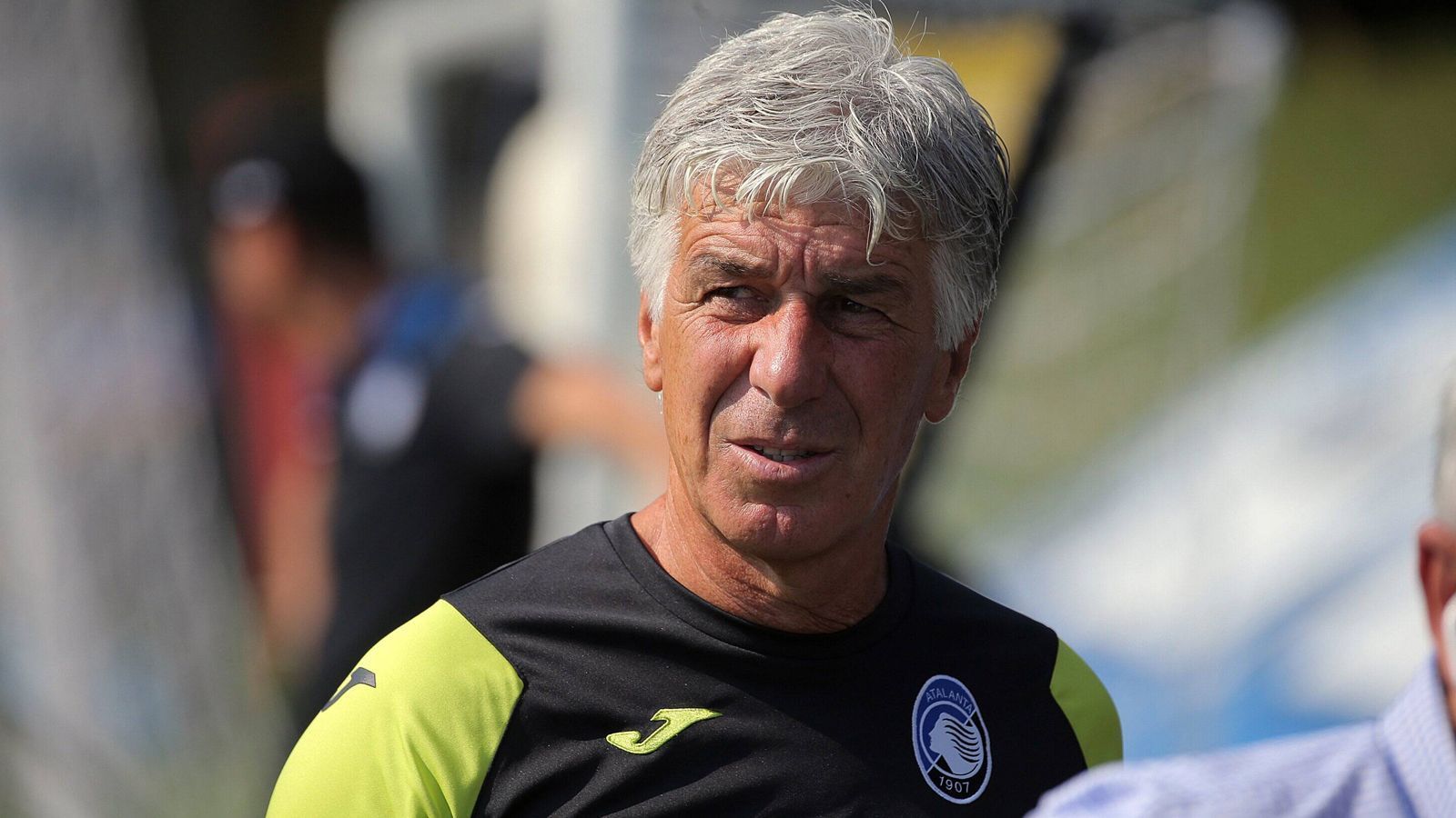 
                <strong>Gian Piero Gasperini</strong><br>
                Seit Gian Piero Gasperini im Sommer 2016 das Traineramt des vormaligen Underdogs Atalanta Bergamo übernahm, geht es mit dem Klub stets bergauf. Die Plätze 4, 7 und zuletzt 3 sind ein klarer Beleg für die Konstanz, die Atalanta unter Führung des 62-Jährigen vorzuweisen hat. Bevor es Atalanta und Gasperini in die Königklasse schafften, war die Erfahrung des Trainers mit dem wichtigsten Vereins-Wettbewerb eher minimal. Für eine einzige Begegnung in der Königsklasse betreute der Italiener in der Saison 2011/12 Inter Mailand - nun führte er Bergamo im ersten Versuch der Vereinsgeschichte direkt ins Achtelfinale. Wie zufrieden man in Bergamo mit Gasperinis Arbeit ist, zeigt Gapserinis Vertrag. Dieser läuft nämlich noch bis 2022 und die Champions-League-Qualifikation ist erneut möglich. Derzeit liegt Atalanta mit sechs Punkten Vorsprung vor dem AS Rom auf Platz 4 der Serie A. 
              