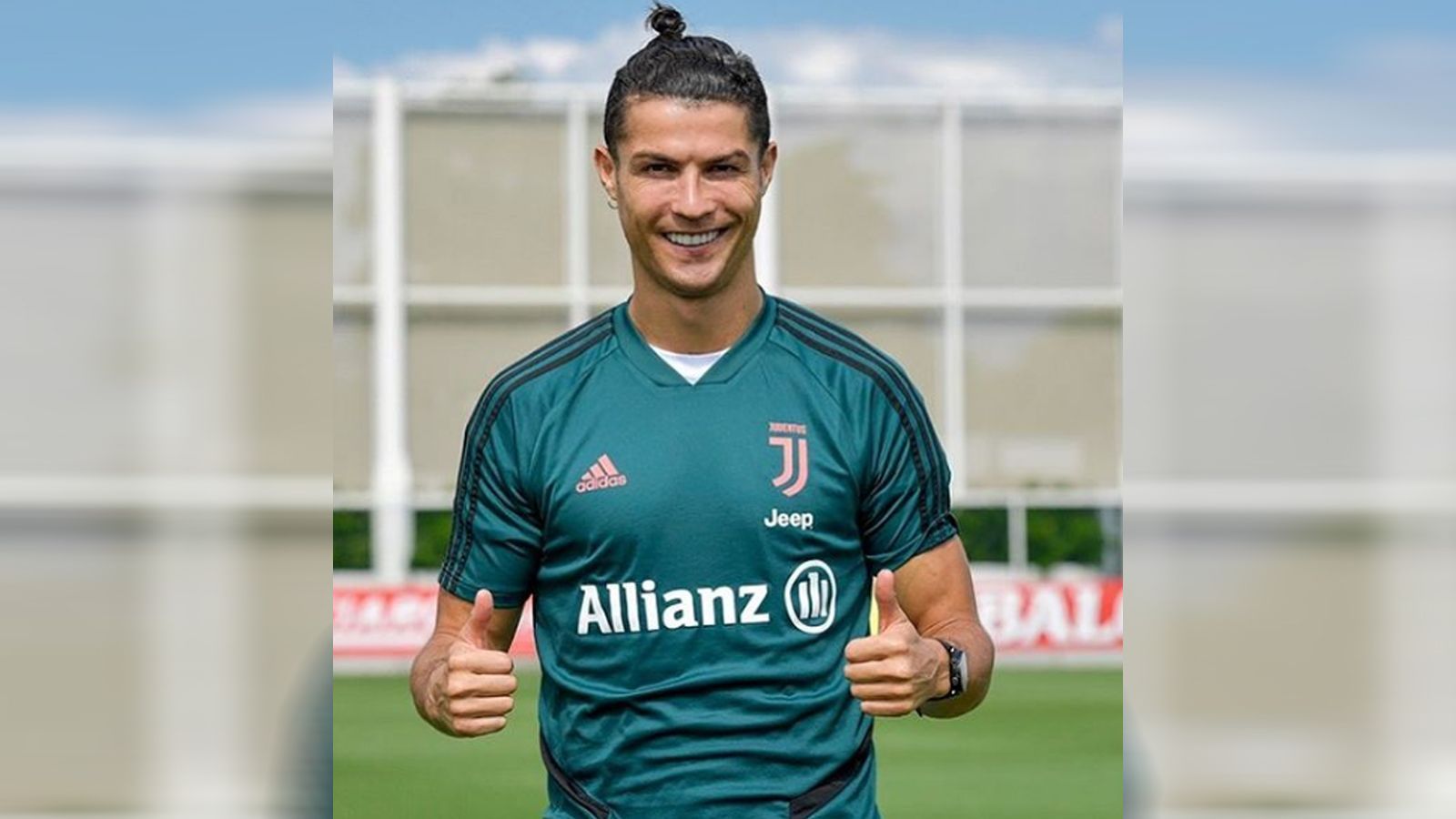
                <strong>Cristiano Ronaldo mit Langhaar-Frisur 2020</strong><br>
                Die Glatze ist damit doch ein recht krasser Stilbruch im Vergleich zu kurz davor. Während der Corona-Pandemie ließ CR7 die Haare nämlich wachsen, trug sie schon mal zu einem Zopf gebunden oder ...
              