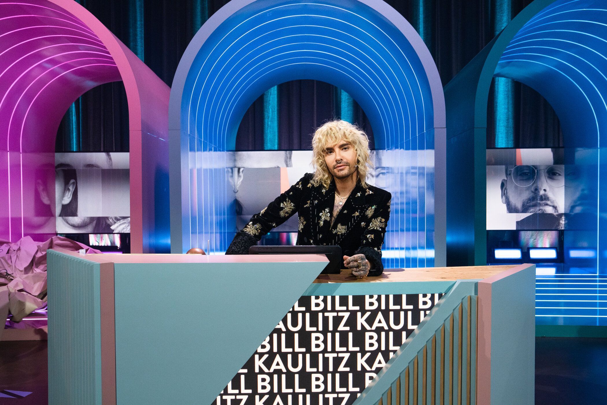 Bill Kaulitz sitzt an einem Ratepult im "Wer stiehlt mir die Show?"-Studio