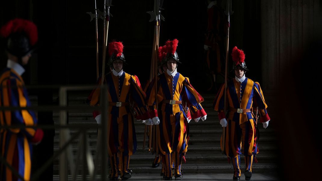 Die Soldaten der Schweizergarde beschützen seit Jahrhunderten den Papst im Vatikan. (Symbolbild)