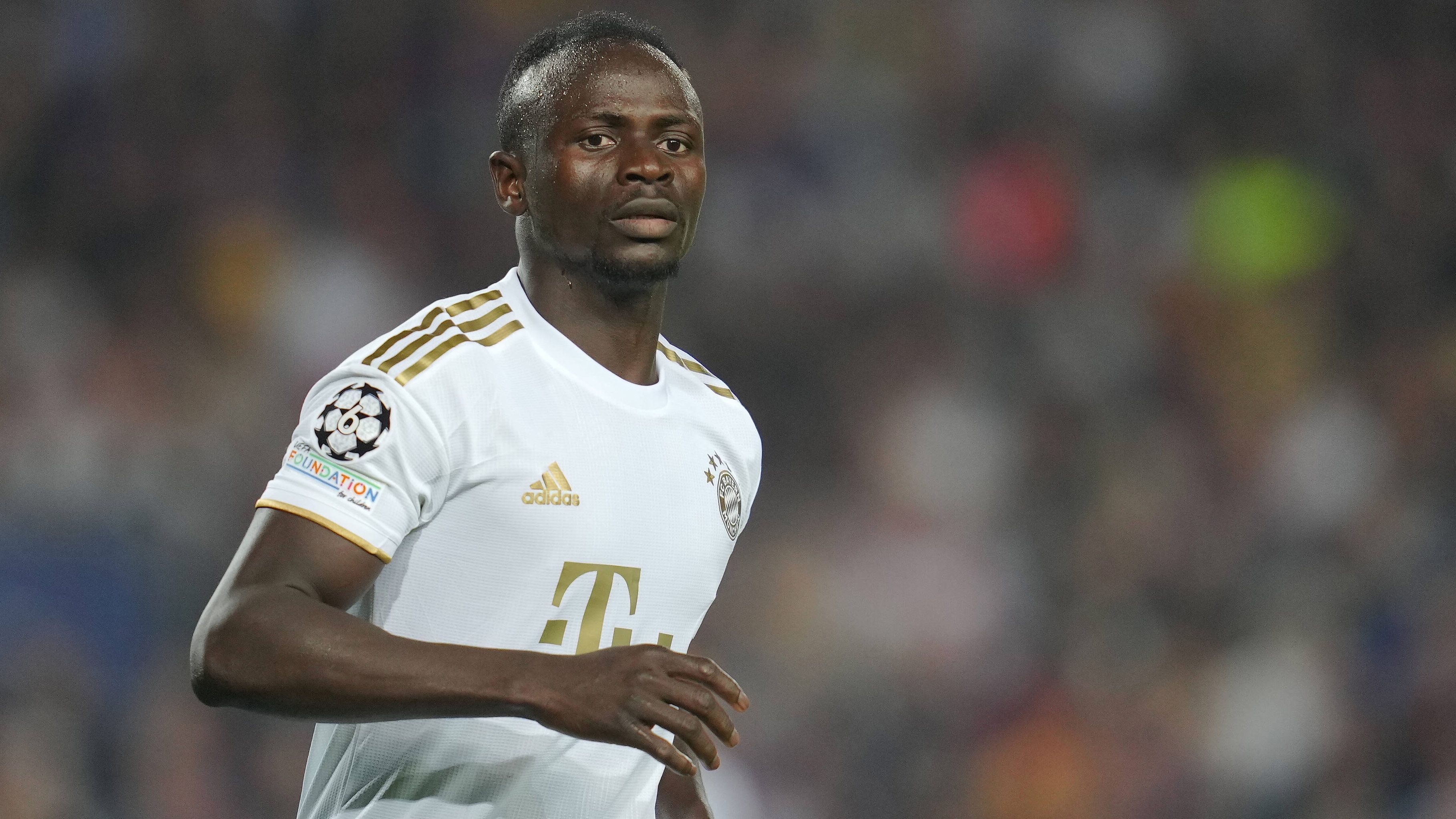 
                <strong>Zu viel Druck für Sadio Mane?</strong><br>
                Wer als Welt-Star für eine gehörige Summe in ein fremdes Land wechselt und bei seinem neuen Verein Top-Verdiener (laut "L'Equipe" rund 24 Millionen Euro im Jahr) ist, steht unter Druck - keine Frage. Aber wer unter diesen Vorzeichen beim FC Bayern München spielt, sollte nach rund einem Dreivierteljahr vor Ort auch endlich sportliche Argumente liefern. Das gelingt Mane in München bislang nicht. Stattdessen fiel er nach dem Disput mit Ex-Coach Nagelsmann bei der Prügel-Attacke auf Sane ein weiteres Mal negativ auf. 
              