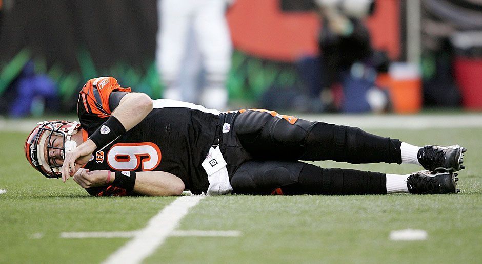 
                <strong>Carson Palmer (Cincinnati Bengals, 2005)</strong><br>
                Elf Siege in der Regular Season spülten die Bengals erstmals nach 15 Jahren wieder in die Playoffs. Doch dort war es schnell vorbei mit der Herrlichkeit. Palmer verletzte sich im Wild Card Game gegen die Pittsburgh Steelers direkt bei seinem ersten Pass, der über 66 Yards sogar erfolgreich war. Pittsburghs Defensive Tackle Kimo von Oelhoffen ließ nur noch Fetzen von Palmers Kreuzband übrig. Und die Bengals mussten sich dem Erzrivalen 17:31 geschlagen geben.
              