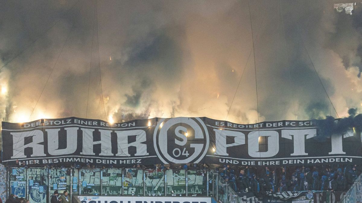 In Rostock kam es zu Ausschreitungen auf den Rängen