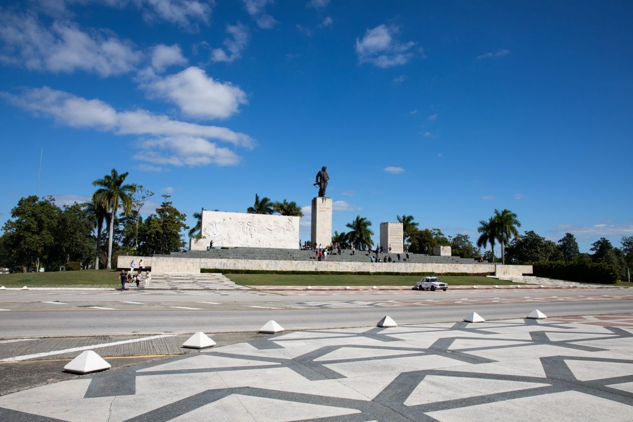 Che-Guevara-Mausoleum: Das Museum und Denkmal wurden 1988 in der Stadt Santa Clara eröffnet. Sie erinnern an den Revolutionsführer Che Guevara, der an Castros Seite kämpfte. Der gebürtige Argentinier wurde 1967 nach einem versuchten Aufstand in Bolivien hingerichtet und in einem Massengrab verscharrt. Erst 1997 bargen Forschende seine Gebeine. Sie wurden nach Kuba überführt sind seitdem nun ebenfalls hier beerdigt.