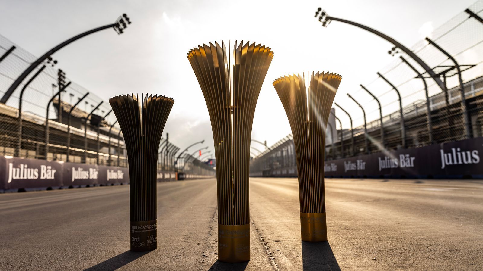 
                <strong>Rookie-Test in Berlin</strong><br>
                Am Wochenende gastiert die Formel E in Berlin. Wir übertragen die Sessions und den e-Prix aus Berlin wie gewohnt im Livestream. Die beiden Rennen am Samstag und Sonntag jeweils ab 14:30 live auf ProSieben und ran.de. Nach drei Jahren Pause trägt die Rennserie erstmals wieder einen Rookie-Test aus, um neuen Fahrern eine Chance zu geben, sich mit dem Gen3-Auto vertraut zu machen. Neben jungen Talenten bekommen auch ehemalige F1-Fahrer wie Daniil Kvyat eine Gelegenheit. Vorgabe: Es dürfen nur Piloten antreten, die noch kein Formel-E-Rennen gefahren sind und nicht an zwei oder mehr offiziellen Testfahrten teilgenommen haben. Ein Power Ranking vor dem e-Prix in Berlin haben wir schon gemacht.
              