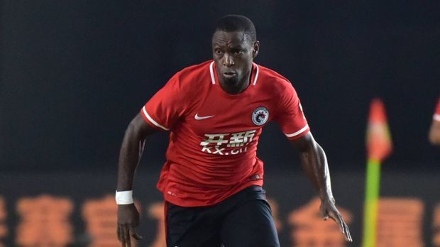 
                <strong>Anthony Ujah</strong><br>
                11,5 Millionen Euro zahlte Liaoning FC für den Stürmer im Sommer 2016 an Werder Bremen. Seit Juni 2017 hatte Anthony Ujah aber nicht mehr getroffen und eigentlich wollte der 27-Jährige nach nur einem Jahr in China wieder in die Bundesliga zurück. Aufsteiger Hannover 96 hatte im Sommer Interesse, doch die Chinesen ließen ihn nicht ziehen. Nach dem Ende der Saison in China, durfte Ujah nach dem Abstieg von Liaoning FC endlich zurück und heuerte im Januar 2018 beim 1. FSV Mainz an. Dort spielte er schon 2011/12. Mainz zahlt angeblich knapp vier Millionen Euro für den Stürmer.
              