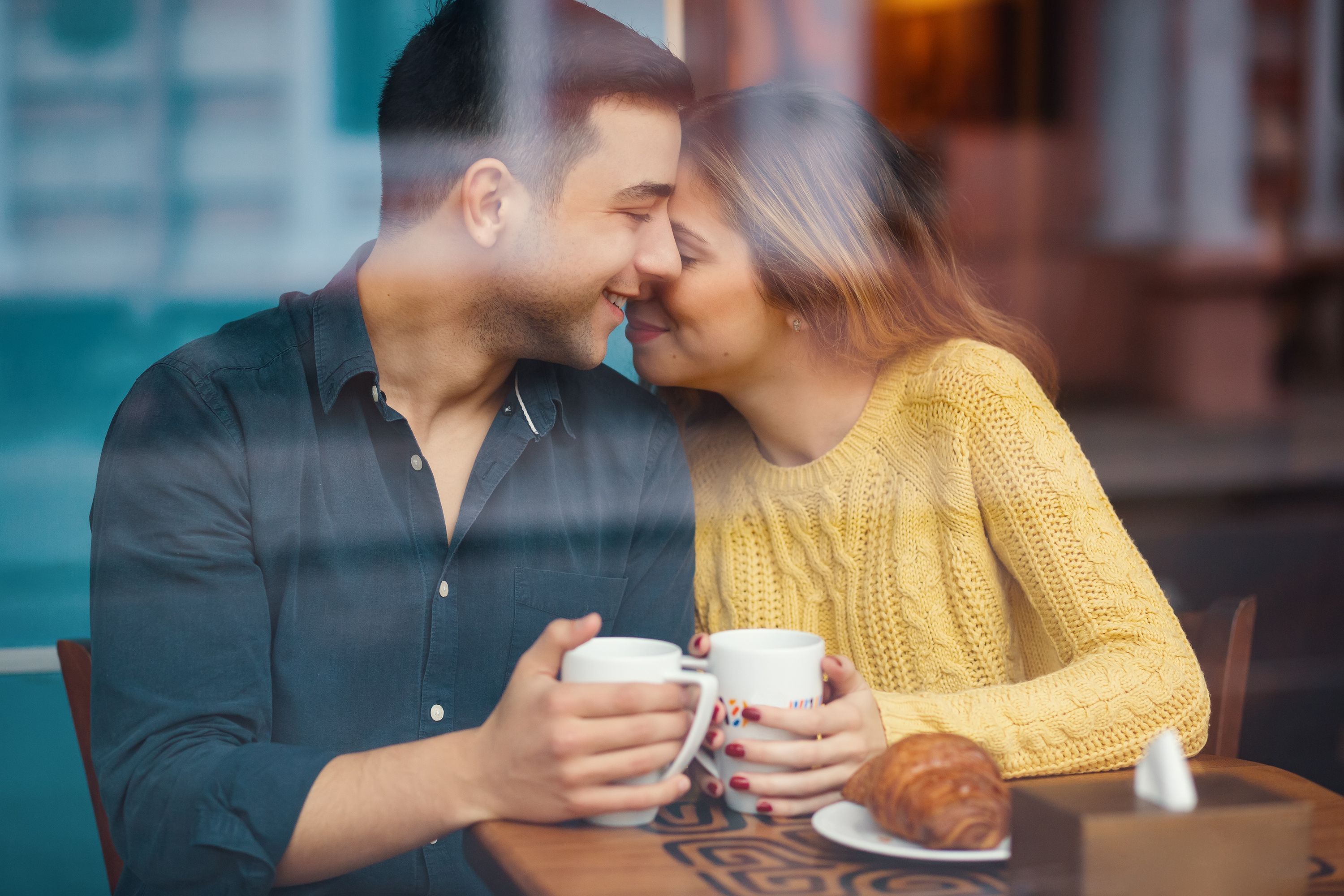 1. Ein Dating-Verhör starten:
Es wäre nicht ungewöhnlich, wenn dein Date schon miese Dating-Erfahrungen gemacht hat. Trotzdem solltest du dein Gegenüber bei der ersten Verabredung nicht darüber ausfragen. Gleiches gilt für Fragen nach Ex-Beziehungen. Das ist vorerst Privatsache!