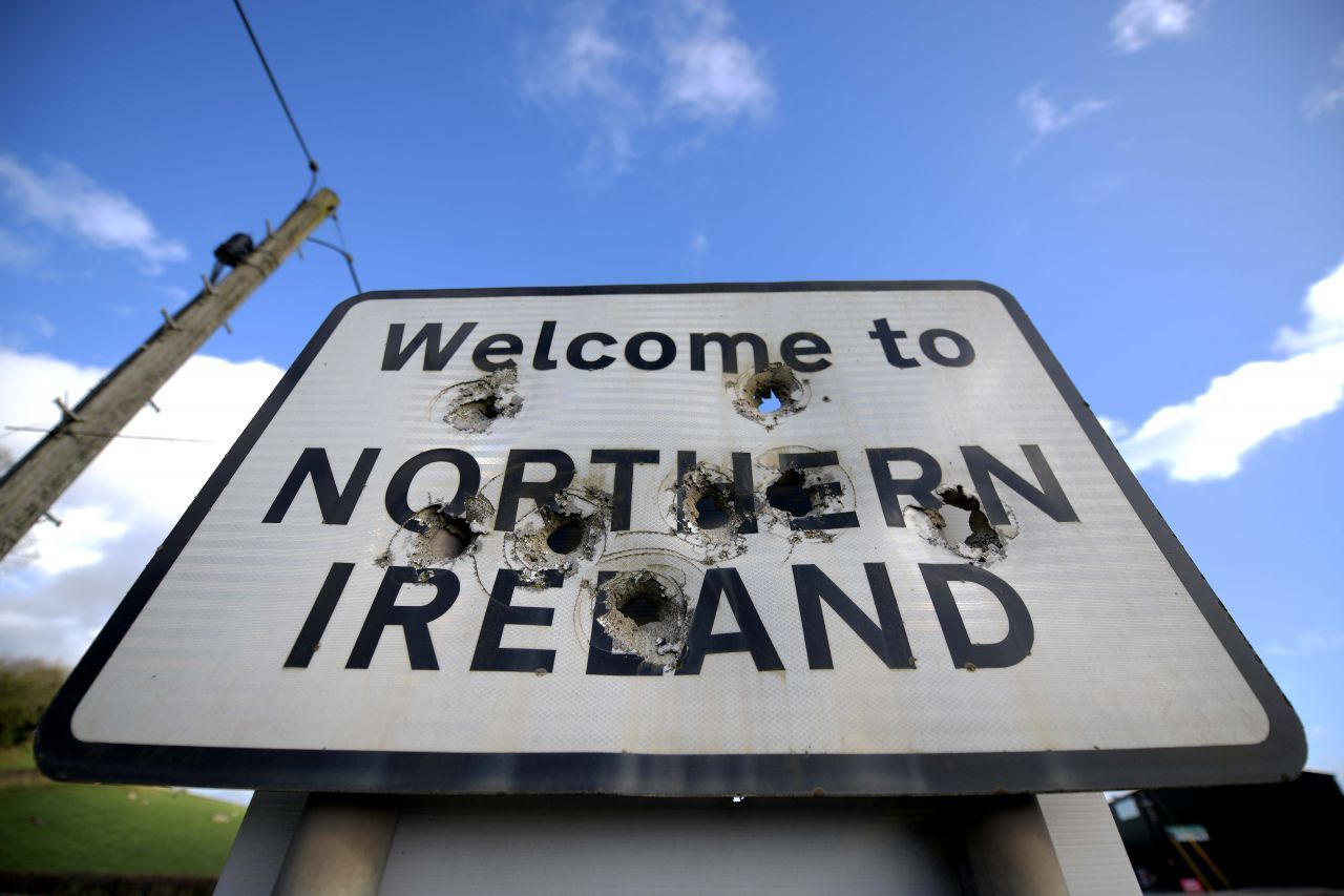 Irland ist zweigeteilt: Im Nordosten befindet sich Nordirland, das zum Vereinigte Königreich von Großbritannien gehört. Der Rest der Insel bildet die Republik Irland. 