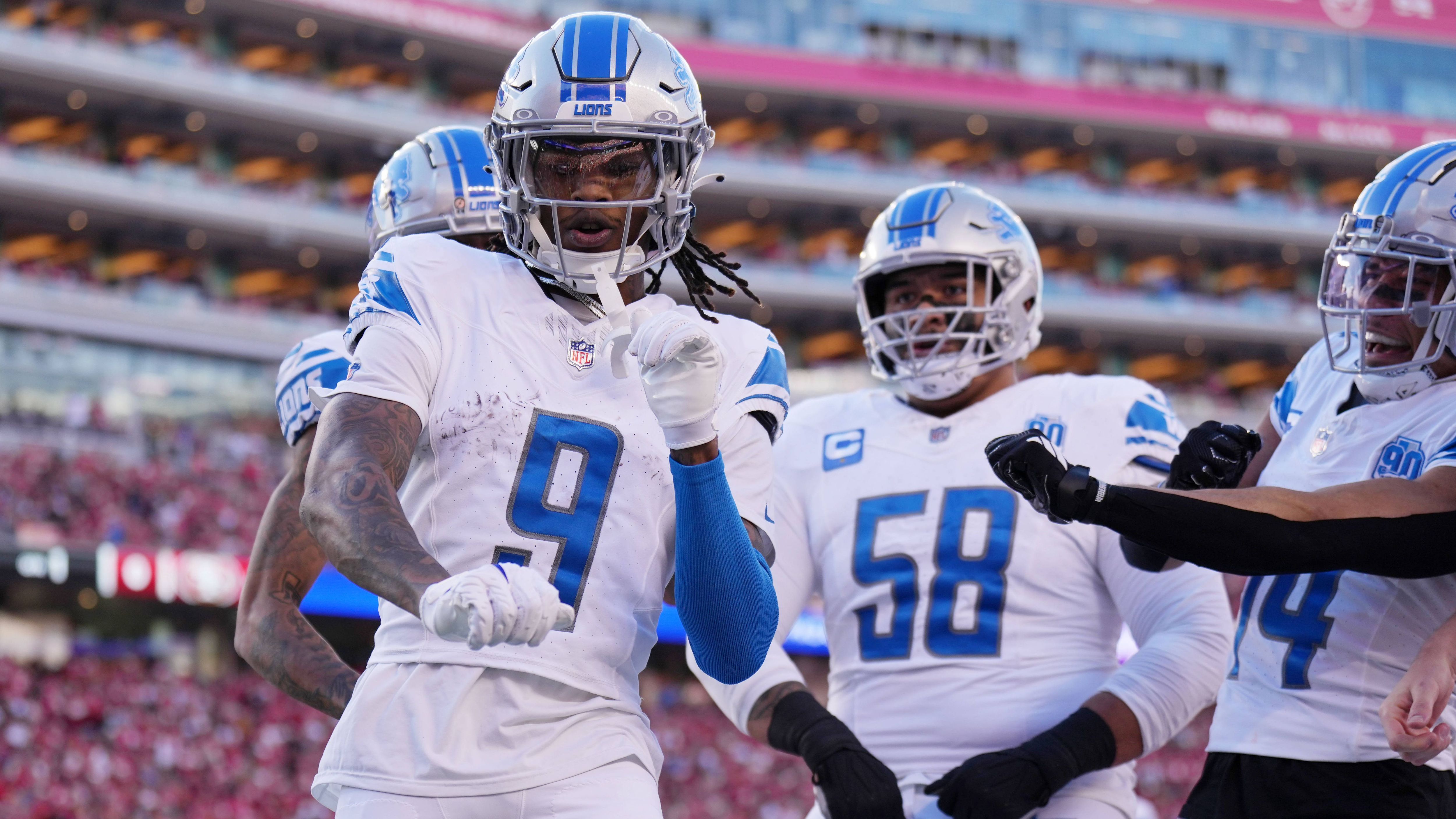 <strong>Detroit Lions: Jameson Williams (Wide Receiver)</strong><br>Seine erste Saison war aufgrund eines Kreuzbandrisses fast komplett verloren, Jahr Nummer zwei wurde durch seine Sperre wegen illegaler Wetten beeinträchtigt. Sind für Jameson Williams aller guten Dinge drei? Im Schatten von Amon-Ra St. Brown und durch den Abschied von Josh Reynolds könnte der Outside Receiver jetzt seinen Durchbruch feiern.