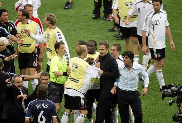 
                <strong>Gabriel Heinze gegen Oliver Bierhoff</strong><br>
                Nicht ganz so schlimm endete das Handgemenge nach dem WM-Viertelfinale 2006 zwischen dem DFB-Team und Argentinien. Nach dem verlorenen Elfmeterschießen gehen den Gauchos die Nerven durch. Gabriel Heinze (u.) attackiert Nationalmannschafts-Manager Oliver Bierhoff.
              