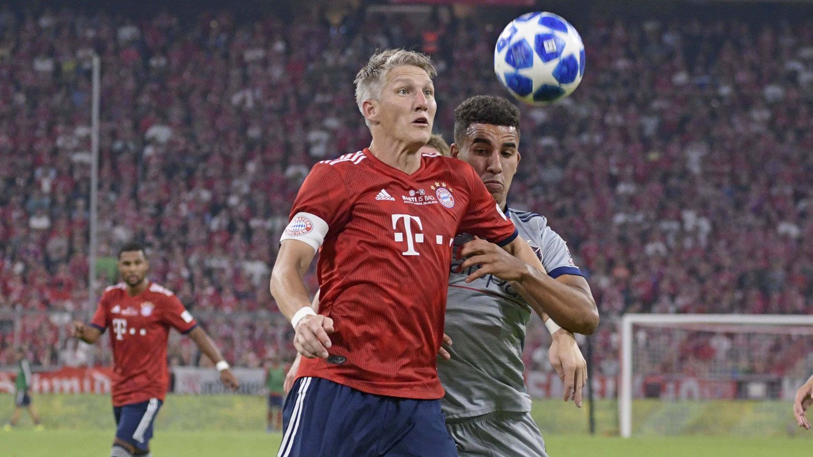 
                <strong>Schweinsteigers Abschied</strong><br>
                Erste Chance für Schweinsteiger in der 54. Minute. Nach Vorlage von Bernat zielt er aufs lange Eck - doch Chicagos Abwehr hat aufgepasst.
              