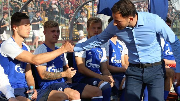 
                <strong>FC Schalke 04</strong><br>
                In Gelsenkirchen reden sie seit Jahren vor dem Saisonstart von einer neuen Aufbruchstimmung unter einem neuen Trainer, von den Zielen, die erreicht werden müssen (Europapokal!). Mit dem Unwort Neuanfang machen sie sich auf Schalke inzwischen lächerlich, doch unter dem neuen Coach Domenico Tedesco könnte es tatsächlich mal klappen, dass die Millionentruppe endlich ihr komplettes Potenzial abruft. Alleine die Absetzung des jahrelangen Kapitäns Benedikt Höwedes fasst das neue Schalke unter Tedesco perfekt zusammen: Die alten Zöpfe gehören abgeschnitten, es weht ein frischer Wind. Heißt für uns: Schalke wird um die Champions-League-Plätze mitmischen.
              