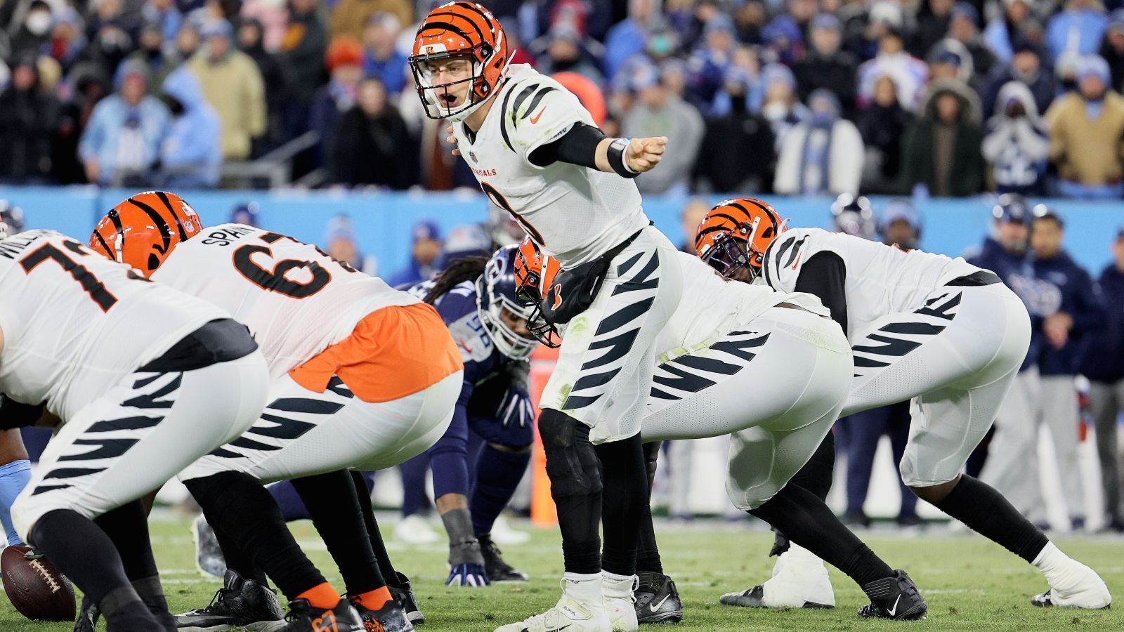 
                <strong>Schwäche der Cincinnati Bengals: Offensive Line</strong><br>
                Damit es allerdings zu diesen Big Plays kommen kann, muss die Offensive Line halten, und das tat sie in dieser Saison noch zu selten, obwohl Burrow trotzdem für jede Menge Highlights sorgte. In der Divisional Round gegen die Tennessee Titans ließen die eigentlichen Beschützer von Cincinnatis Spielmacher satte neun Sacks zu, ein Playoff-Rekord für die Titans-Defense. Zwar ist auch die Passverteidigung der Bengals nicht überragend, jedoch ist die Offensive Line der größte wunde Punkt im Team von Zac Taylor.
              