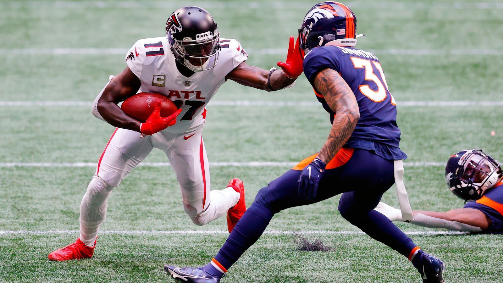 
                <strong>Denver Broncos</strong><br>
                Die Denver Broncos? Ja, die Denver Broncos! Zwar verfügt das Team mit Jerry Jeudy, Courtland Sutton, Tim Patrick und K.J. Hamler bereits über ein sehr gutes Receiving Corps, jedoch wäre eine Verpflichtung von Julio Jones ein weiteres Zeichen in Richtung Konkurrenz, dass man in Denver in 2022 alles auf eine Karte setzen will.
              
