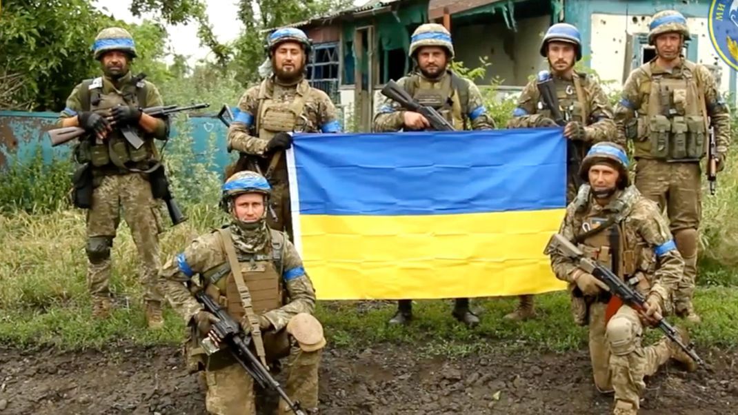 Der Ukraine fehlen immer mehr Soldaten im Krieg gegen Russland. Wehrpflichtige Männer sollen unbedingt zurück ins Land: Die Union fordert nun einen Bürgergeld-Stopp für Männer aus der Ukraine, die sich in Deutschland befinden.