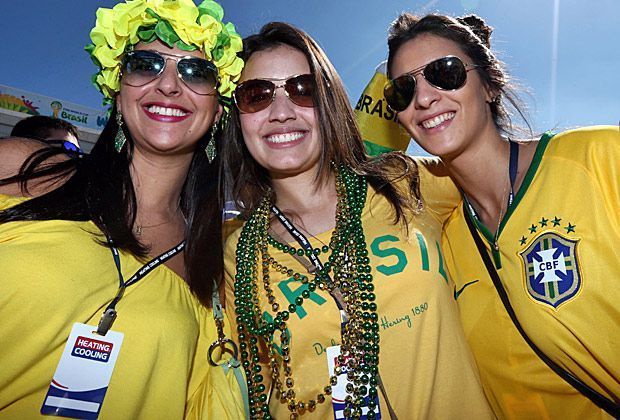 
                <strong>Verrückt, sexy, skurril: Fans in Brasilien </strong><br>
                Diese drei Damen sind beim Auftaktspiel der Selecao gegen Kroatien ebenfalls live vor Ort im Stadion und können den Anpfiff kaum mehr erwarten.
              