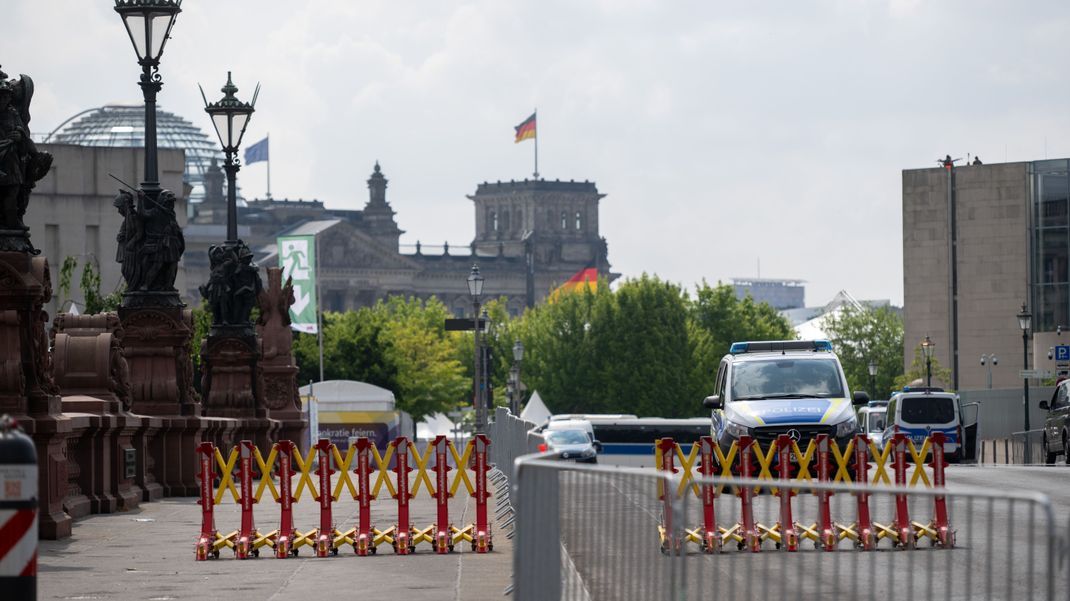 Eine Brücke zum Berliner Regierungsviertel wird von der Polizei beim Demokratiefest abgesperrt.