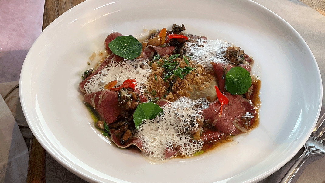 Raviolo mit Rinderzunge, Parmesan und Pilzen