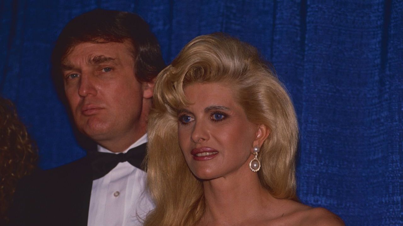 Nach 13 Jahren Ehe reicht Ivana 1990 die Scheidung ein. Auch sie wirft Trump zeitweise vor, sie sexuell missbraucht zu haben.