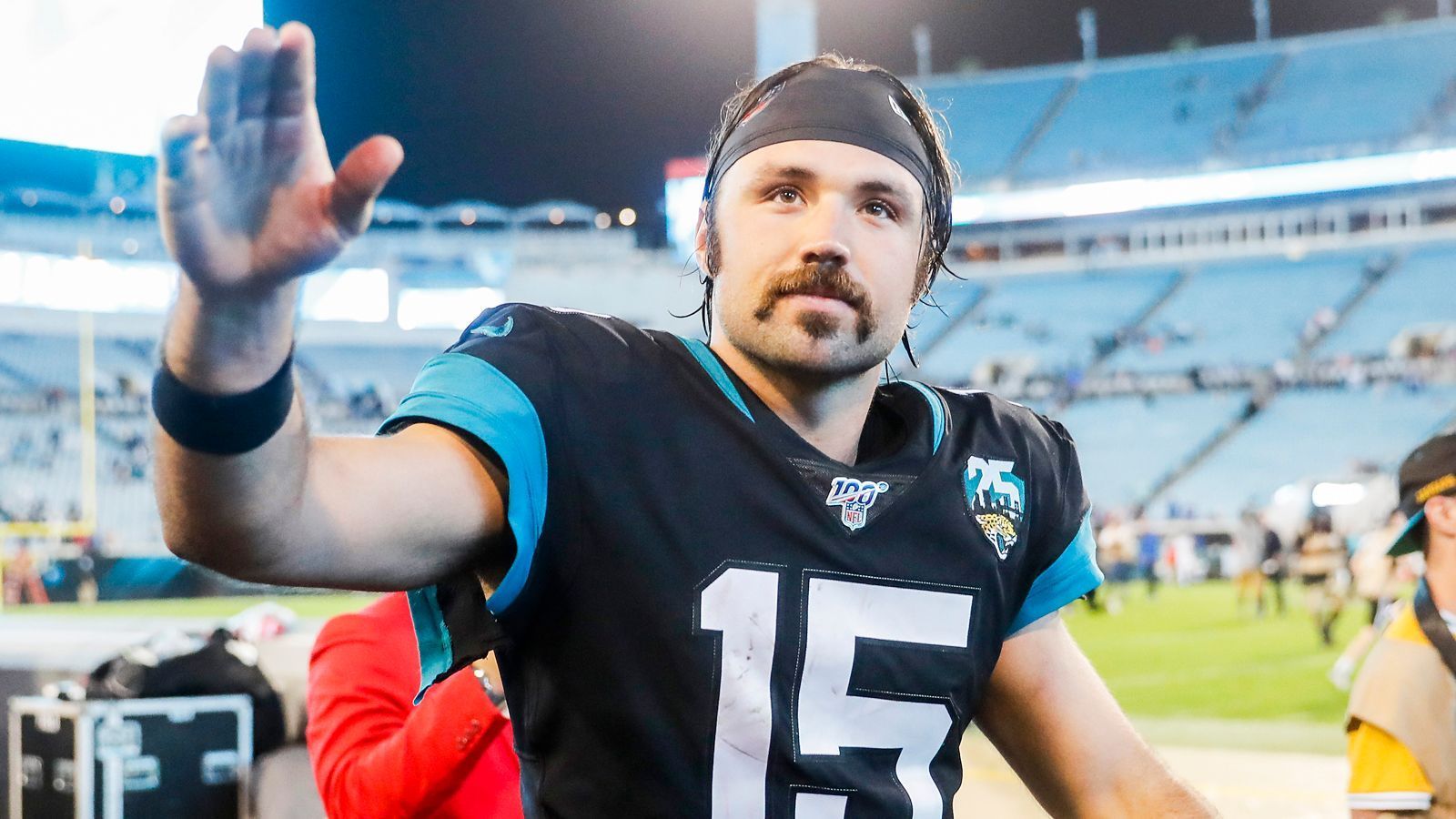 
                <strong>Gewinner: Gardner Minshew</strong><br>
                Minshew-Mania: Der Sechstrundenpick startete durch, als sich Jaguars-Starter Nick Foles verletzte. Und mit seiner Reminiszenz an die wilden 70er Jahre dank Schnäuzer und Frisur wurde er ruck zuck zur Kultfigur und nicht nur in Jacksonville gefeiert. Der Hype war riesig, zahlt sich im wahrsten Sinne des Wortes dank Werbedeals aus. Achja, und Starter ist er trotz der Foles-Rückkehr inzwischen auch wieder. Läuft bei ihm.
              