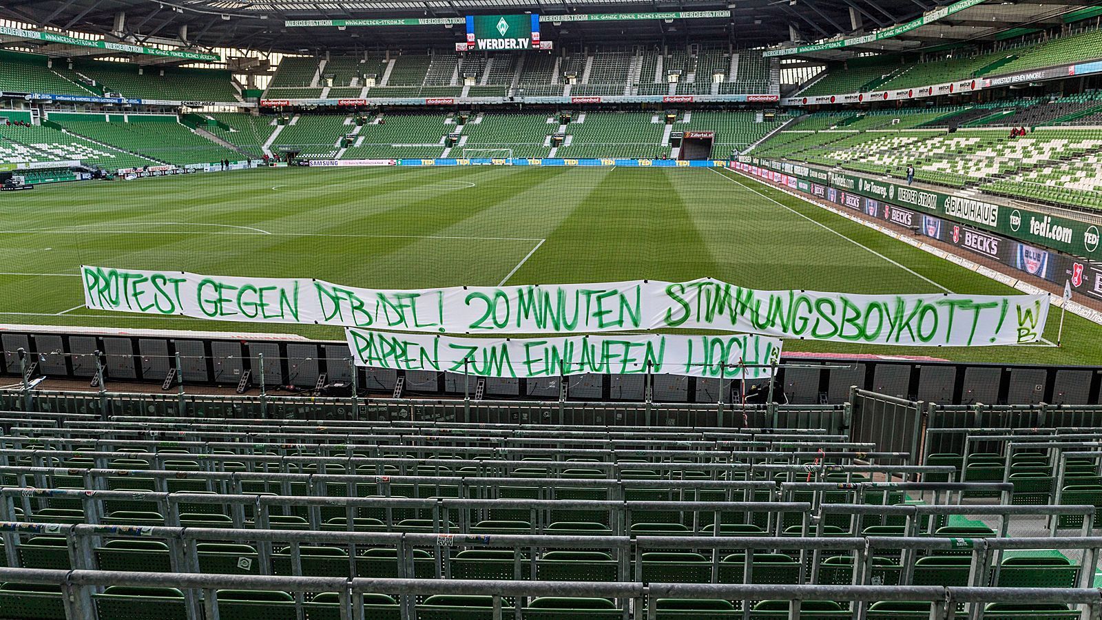 
                <strong>Fan-Protest in Bremen</strong><br>
                Wer es auf dem Weg ins Stadion noch nicht mitbekommen hatte, wurde in der Ostkurve des Weserstadions auf die genauen Pläne für die Zeit zwischen 18:30 Uhr und 18:50 Uhr hingewiesen.
              