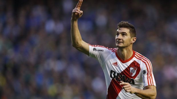 
                <strong>Lucas Alario (CA River Plate)</strong><br>
                Der Abgang von Chicharito schmerzt Bayer Leverkusen. Abhilfe soll ein Argentinier schaffen, der in seiner Heimat für River Plate knipst. Lucas Alario überzeugt mit 41 Toren in 81 Spielen für seinen Klub - soll jedoch nicht abgegeben werden. River Plate ist inzwischen sogar richtig sauer: Wie der "kicker" berichtet, will der Argentinien-Klub die FIFA einschalten, sollte die Werkself nicht von dem Spieler absehen. Ein Angebot über 16 Millionen Euro hat der Klub aus Buenos Aires bereits abgelehnt, wie argentinische Medien und der "kicker" berichten. Die Ausstiegsklausel liegt angeblich bei 24 Millionen Euro.
              