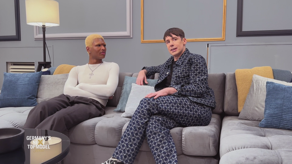 "GNTM Stories" - Beim Anblick der Duschen müssen Jermaine und Killian lachen: "Keine Privatsphäre"