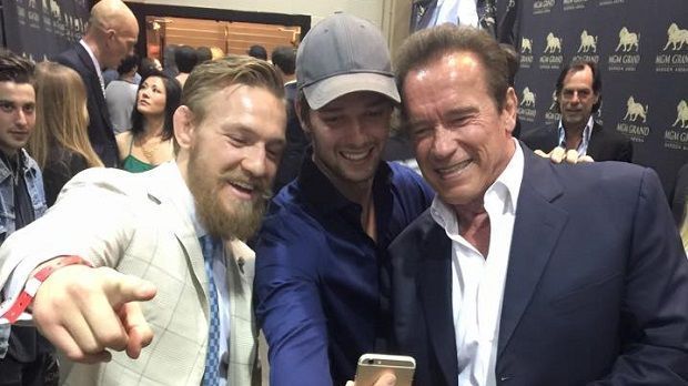 
                <strong>Arnold Schwarzenegger</strong><br>
                Conor McGregor und Arnold Schwarzenegger lernten sich 2013 kennen, als der Ire zur Reha in L.A. war. Für McGregors Aufnahme in die "TIME"-Liste der 100 einflussreichsten Menschen schrieb der "Terminator" das Profil über ihn.
              