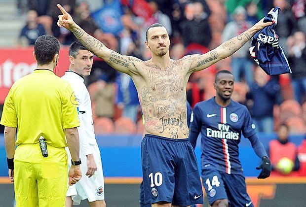 
                <strong>Bemalter Oberkörper: Ibrahimovic setzt Zeichen gegen Hunger</strong><br>
                Zlatan Ibrahimovic zieht blank: Nach seinem Führungstreffer beim 2:2 gegen Aufsteiger SM Caen entledigt sich "Ibra" des Trikots und überrascht mit einem voll bemalten Oberkörper. Hinter dem Torjubel steckt allerdings eine ernste Botschaft ...
              